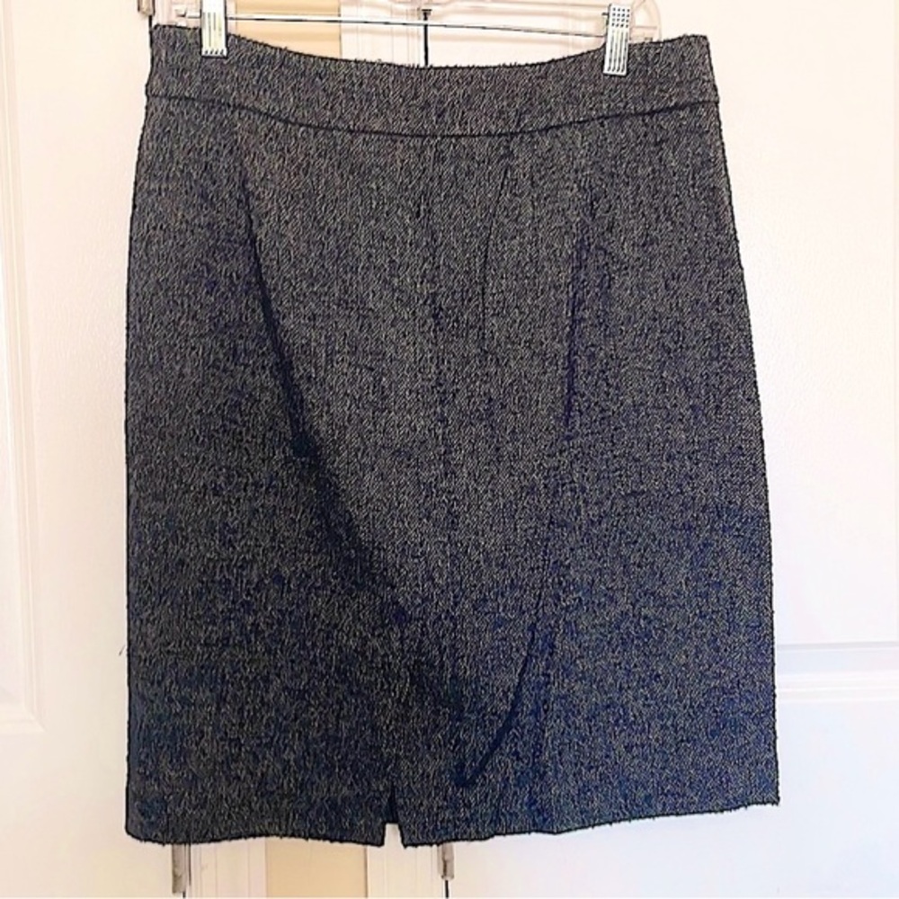 Ann Taylor black & White lined skirt - Poly-Wool - Size 10.